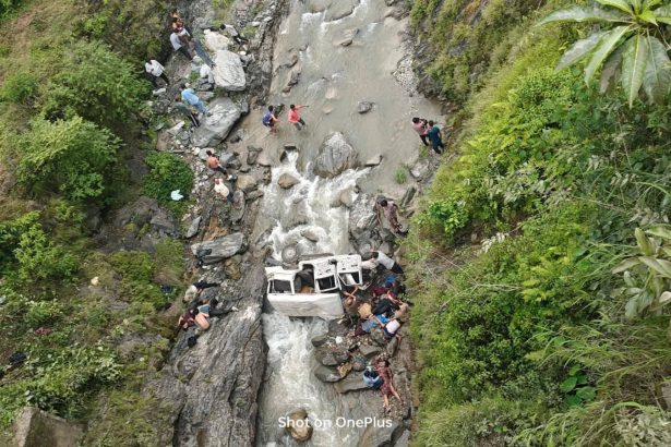 पिथौरागढ़ में सड़क हादसा : अनियंत्रित होकर खाई में गिरा वाहन, 8 की मौत, तीन घायल