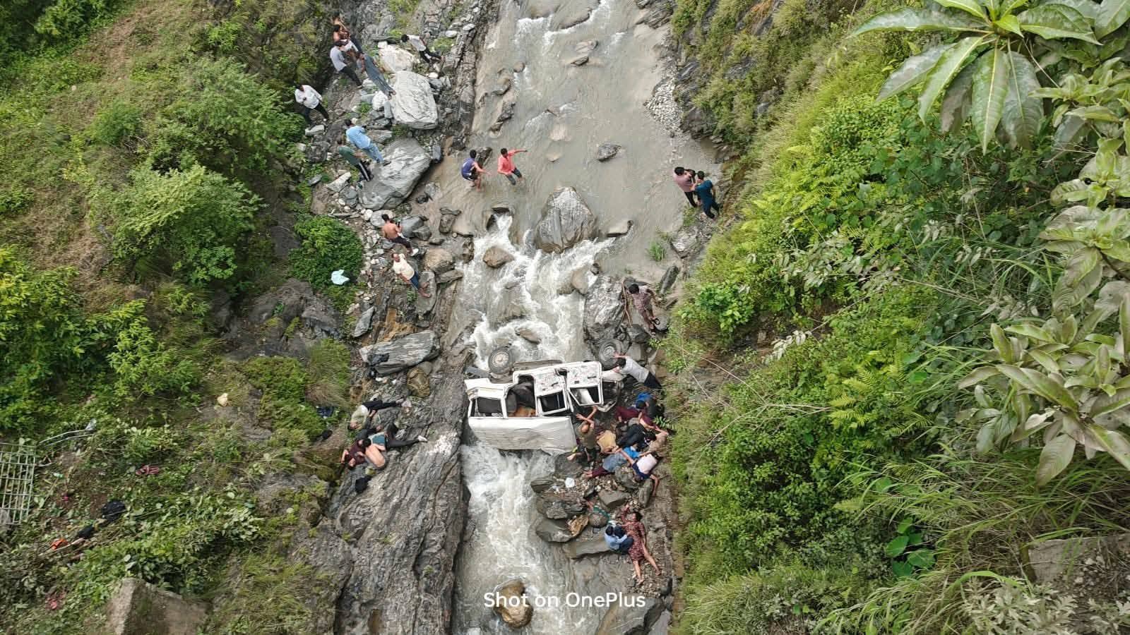 पिथौरागढ़ में सड़क हादसा : अनियंत्रित होकर खाई में गिरा वाहन, 8 की मौत, तीन घायल