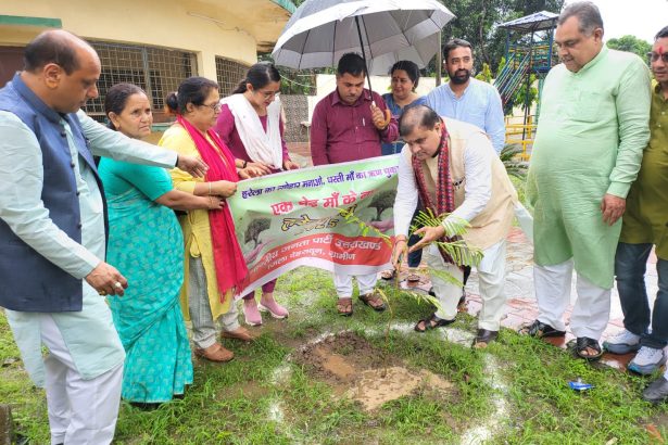 हरेला पर्व पर प्रदेश अध्यक्ष ने विकास नगर में किया पौधारोपण