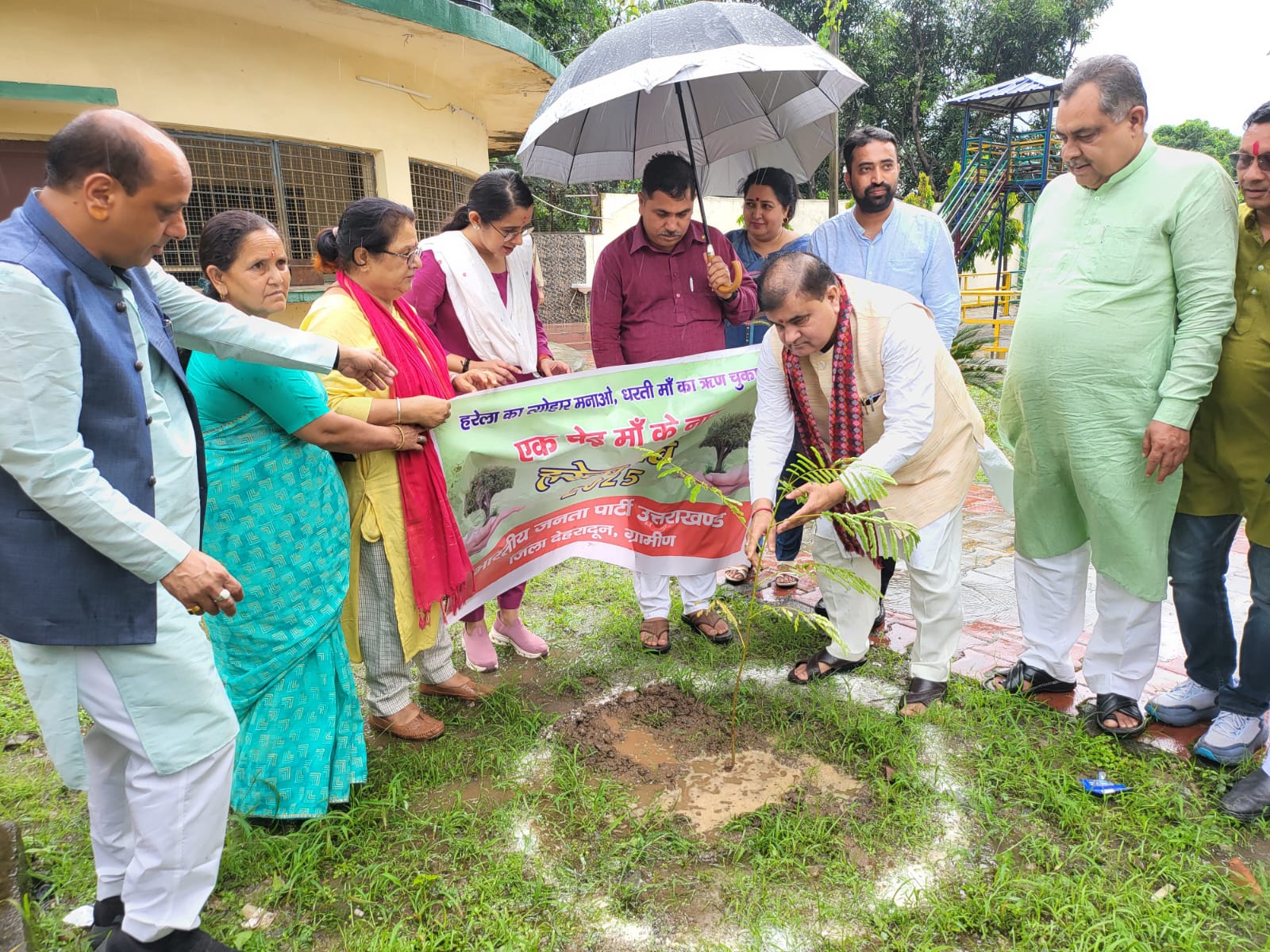 हरेला पर्व पर प्रदेश अध्यक्ष ने विकास नगर में किया पौधारोपण