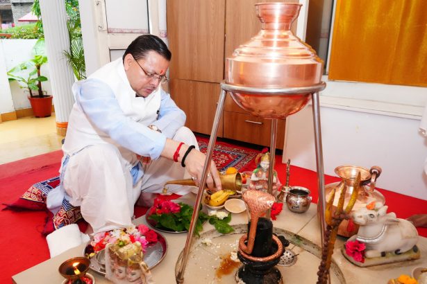 सावन के दूसरे दिन भी शिव मंदिरों में उमड़ा भक्तों का सैलाब, सीएम धामी ने भी किया जलाभिषेक