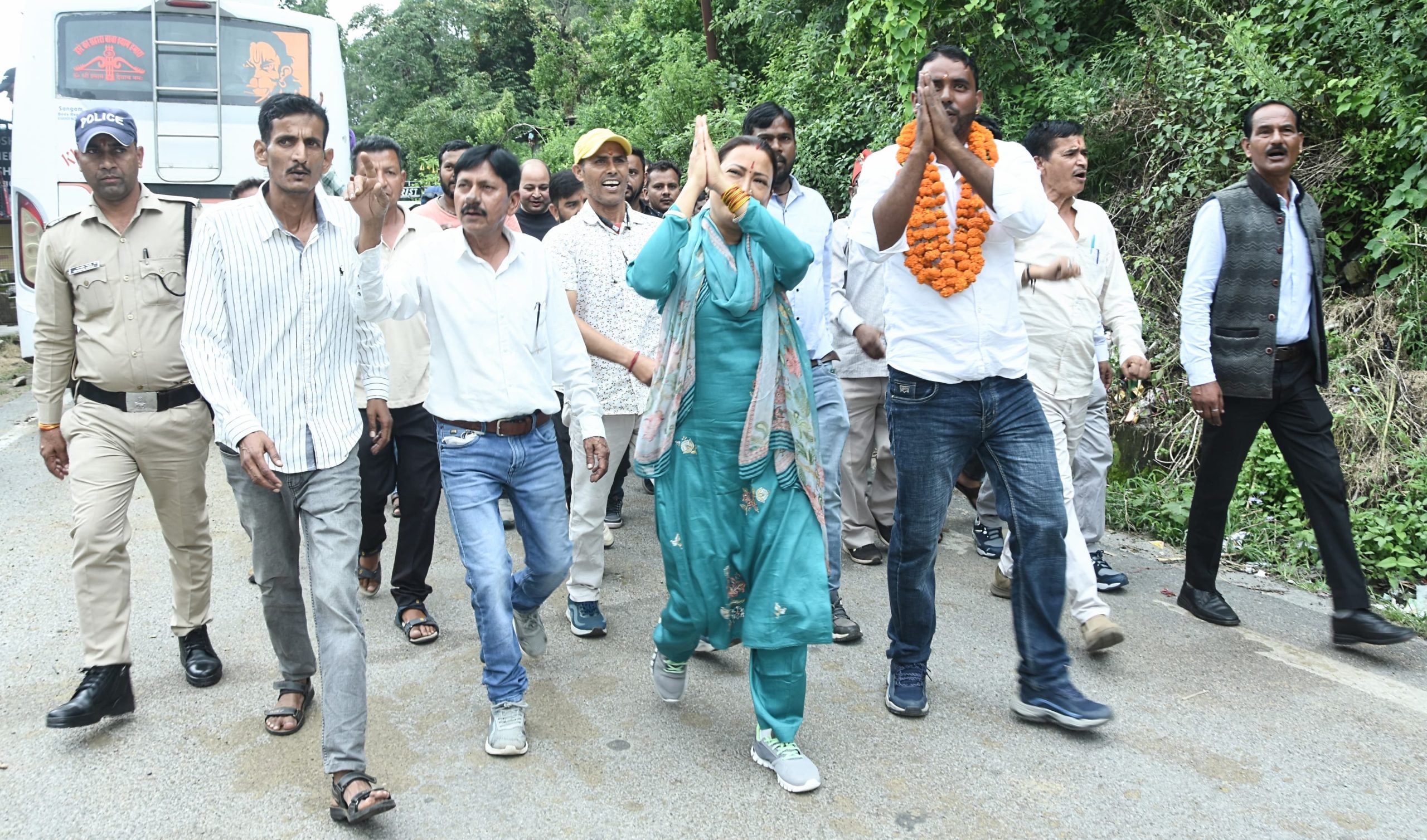 भाजपा समर्थित प्रत्याशियों के लिए रेखा आर्य ने मांगें वोट