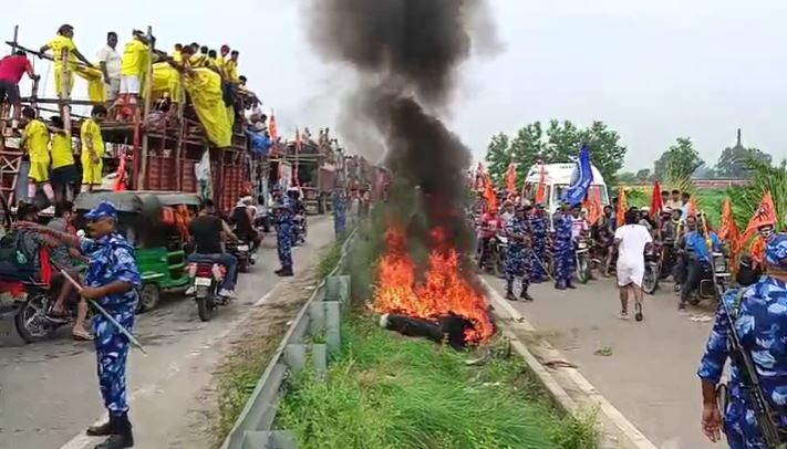 हरिद्वार में अचानक आग का गोला बनी कांवड़िए की बाइक, मची चीख-पुकार