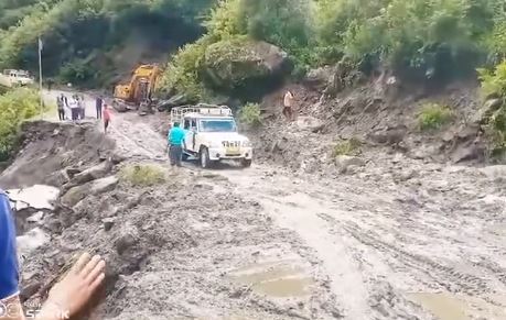 उत्तरकाशी में बनास के पास अवरुद्ध यमुनोत्री हाईवे यातायात के लिए बहाल