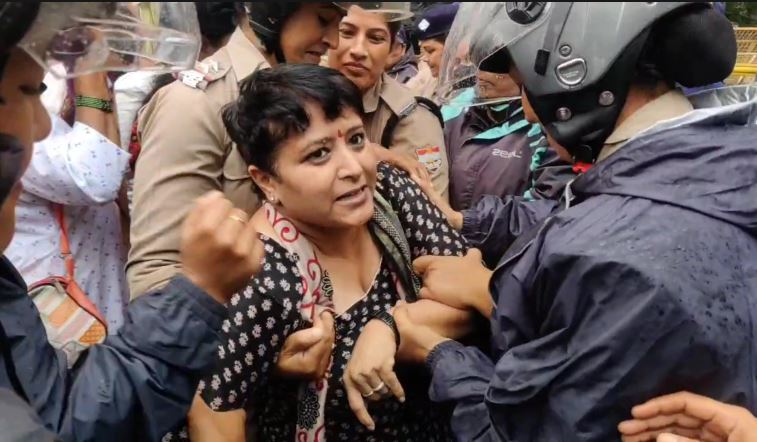 महिला अपराधों के खिलाफ कांग्रेस ने निकाला 'न्याय मार्च', पुलिस से हुई झड़प