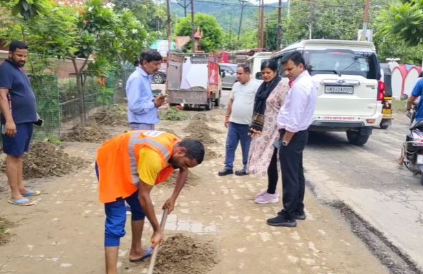 अब सड़क पर छिपकर कूड़ा फेंकने वालों की खैर नहीं, नगर निगम ने लगाए CCTV कैमरे