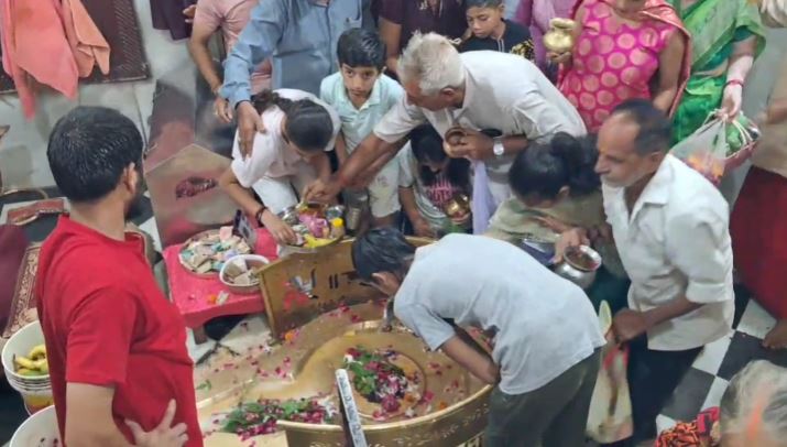 सावन का पहला सोमवार आज : शिव मंदिरों में उमड़ा श्रद्धालुओं का सैलाब, CM ने भी किया जलाभिषेक