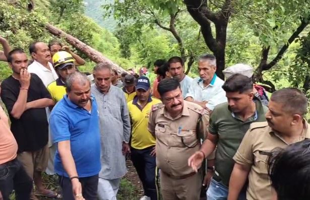 मौसम का कहर : स्कूल से लौट रहे थे बच्चे, अचानक गिरा विशालकाय पेड़, दो की मौत