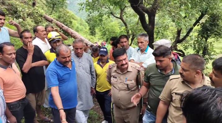 मौसम का कहर : स्कूल से लौट रहे थे बच्चे, अचानक गिरा विशालकाय पेड़, दो की मौत